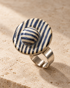 Anillo de gres cerámico hecho a mano, azul y crema – Base de acero ajustable, modelo Costa Azul
