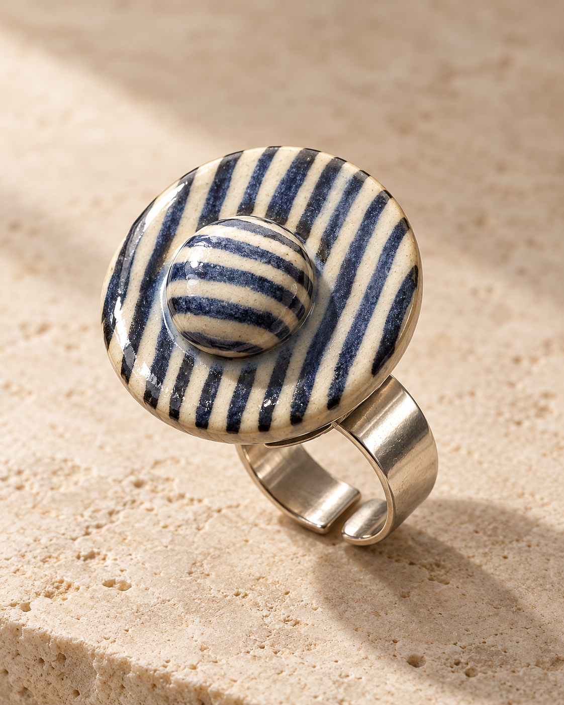 Anillo de gres cerámico hecho a mano, azul y crema – Base de acero ajustable, modelo Costa Azul