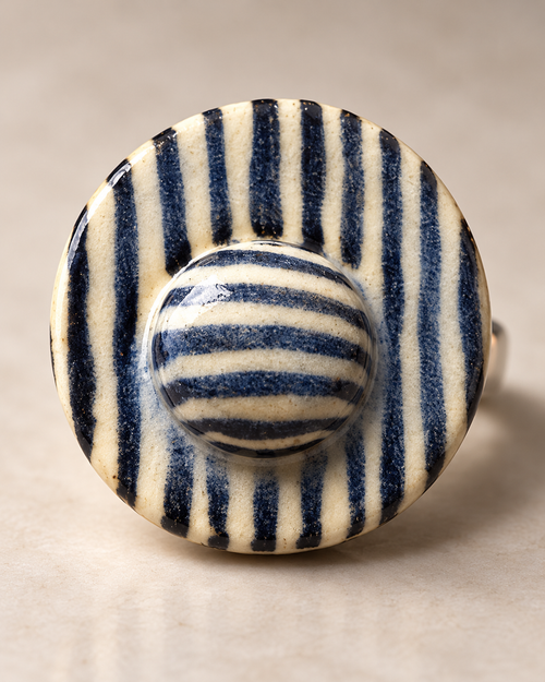 Anillo de gres cerámico hecho a mano, azul y crema – Base de acero ajustable, modelo Costa Azul