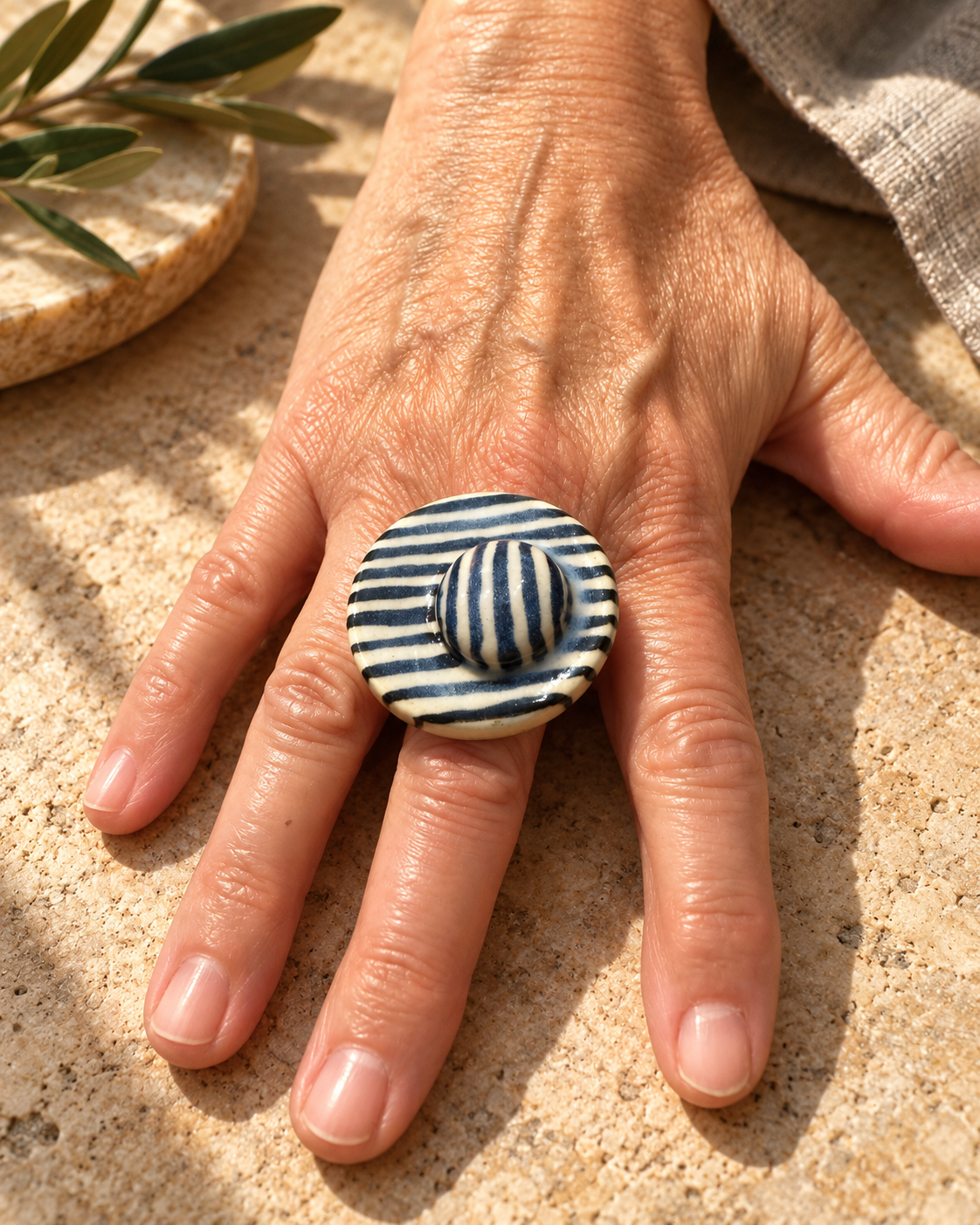 Anillo de gres cerámico hecho a mano, azul y crema – Base de acero ajustable, modelo Costa Azul