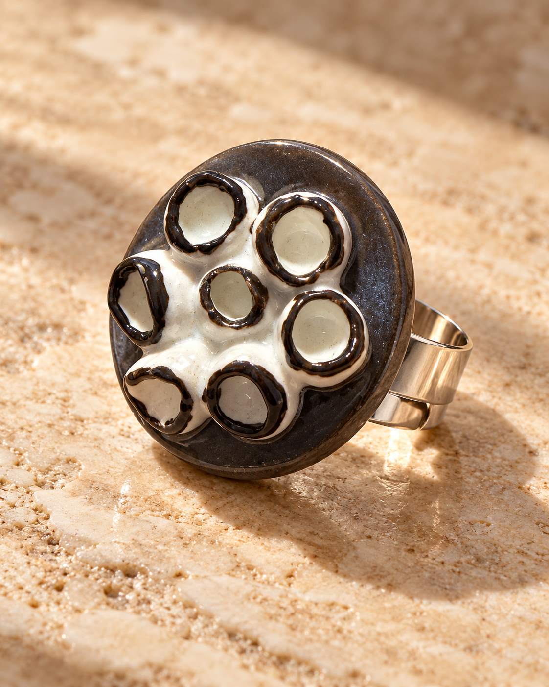 Anillos de cerámica hecho a mano, blanco y negro – Base de acero ajustable, modelo Flor de mar