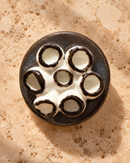 Anillos de cerámica hecho a mano, blanco y negro – Base de acero ajustable, modelo Flor de mar