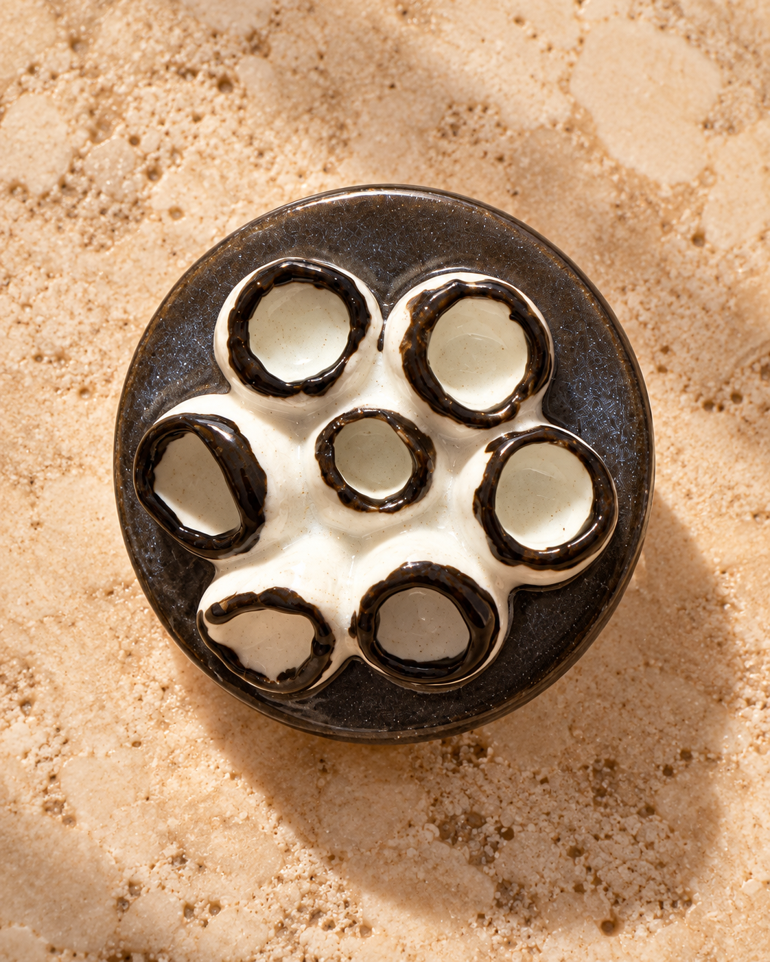 Anillos de cerámica hecho a mano, blanco y negro – Base de acero ajustable, modelo Flor de mar