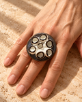 Anillos de cerámica hecho a mano, blanco y negro – Base de acero ajustable, modelo Flor de mar