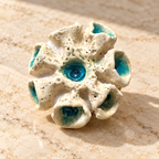 Anillo de gres cerámico hecho a mano, crema y turquesa – Base de acero ajustable, modelo Ninfa del mar