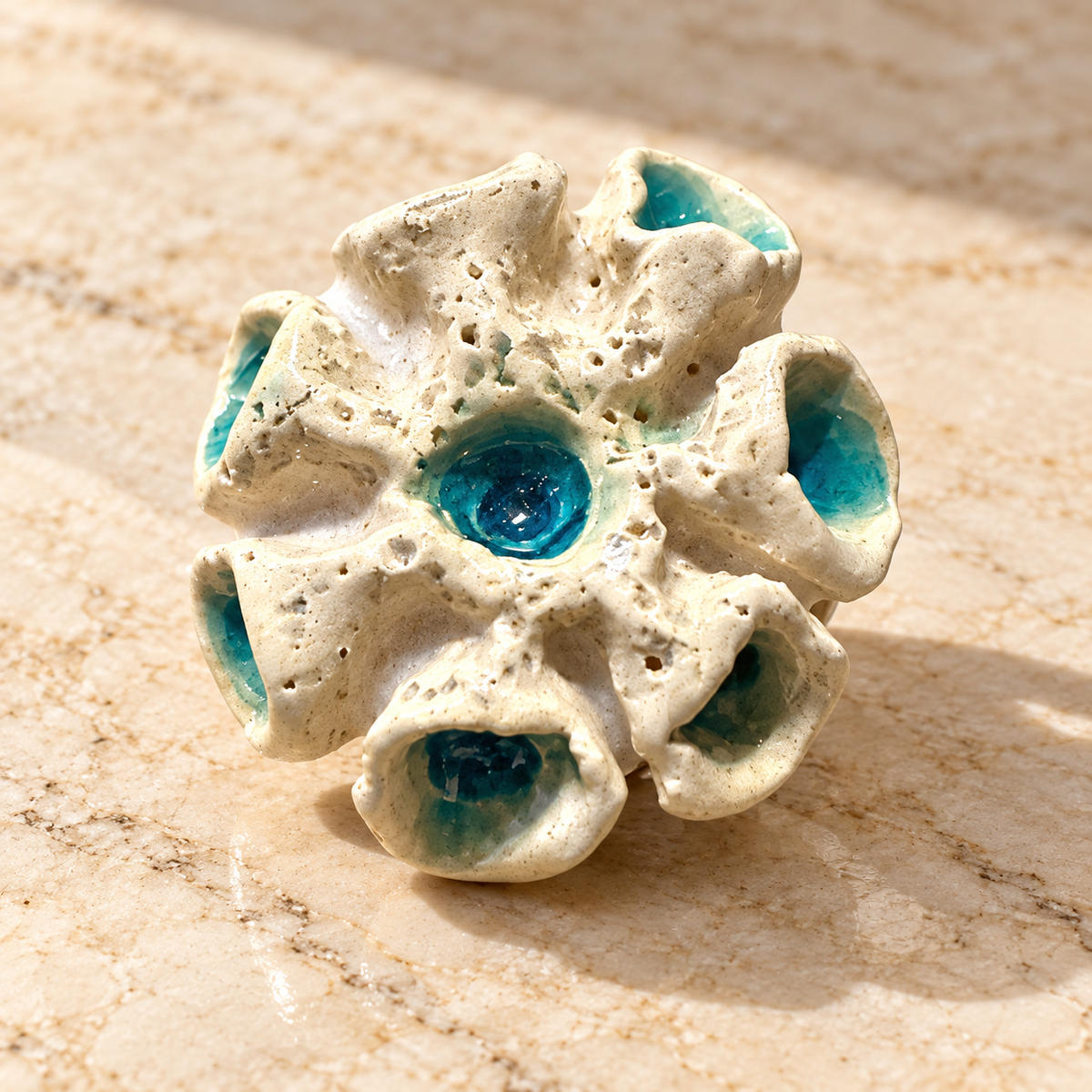 Anillo de gres cerámico hecho a mano, crema y turquesa – Base de acero ajustable, modelo Ninfa del mar
