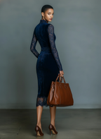 Vestido Midi de Terciopelo Azul Noche con Mangas de Encaje | Adriana