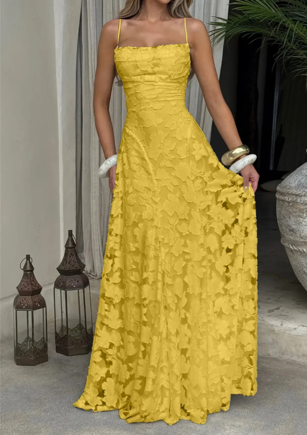 Elegante vestido de noche floral de invitada de boda con tirantes finos y espalda de cordones | Maxi