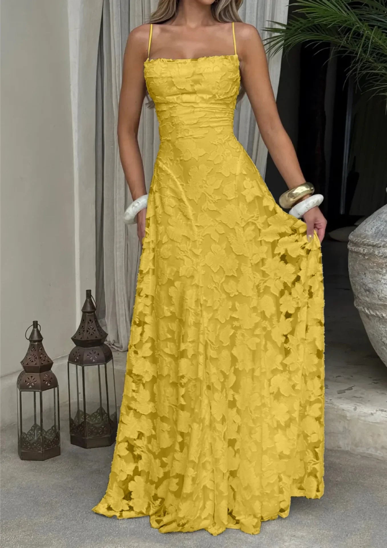 Elegante vestido de noche floral de invitada de boda con tirantes finos y espalda de cordones | Maxi