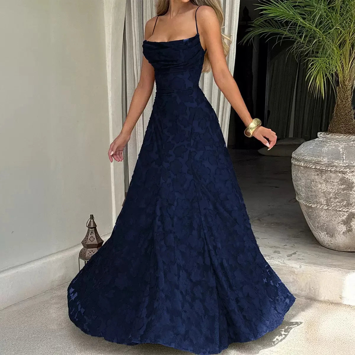 Elegante vestido de noche floral de invitada de boda con tirantes finos y espalda de cordones | Maxi