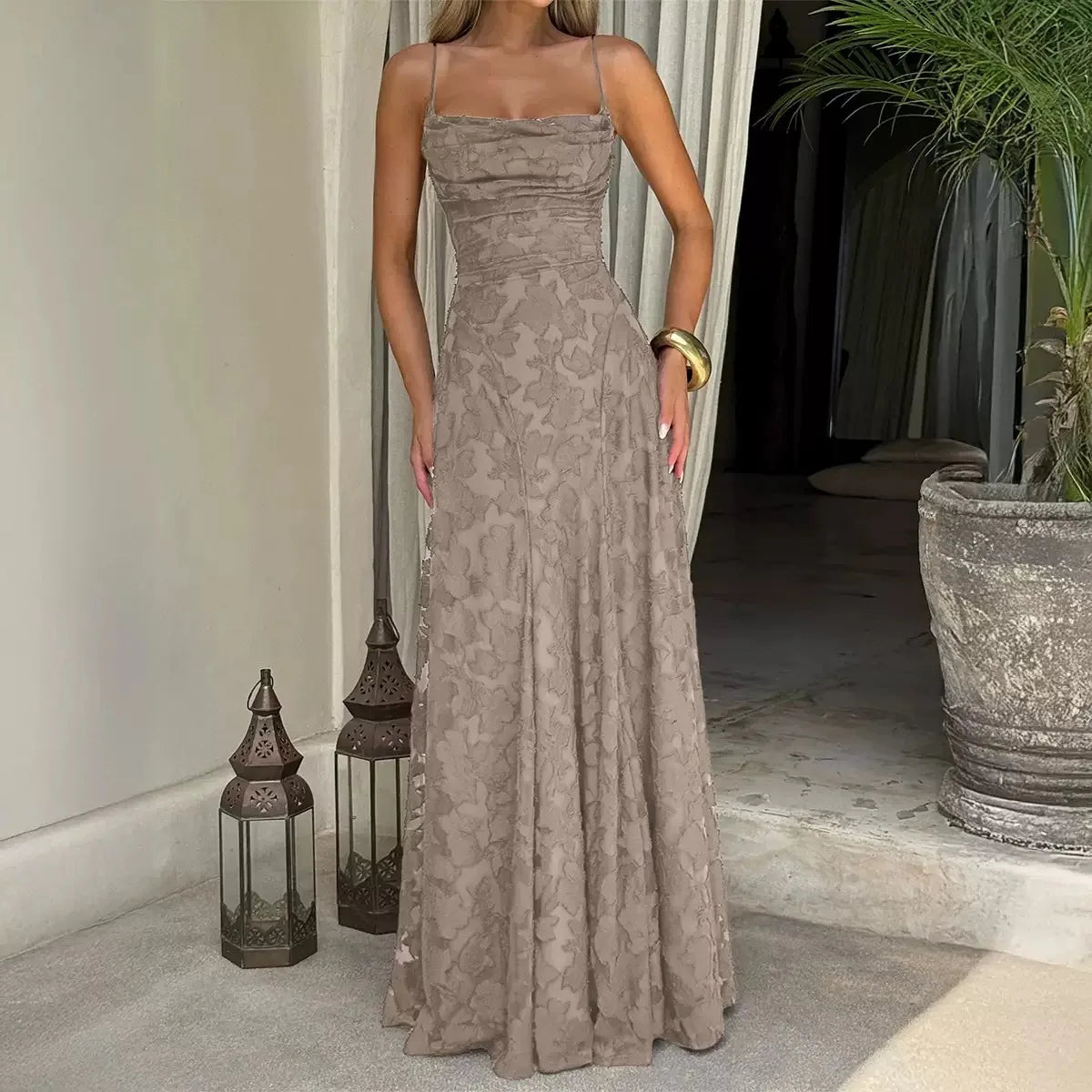 Elegante vestido de noche floral de invitada de boda con tirantes finos y espalda de cordones | Maxi