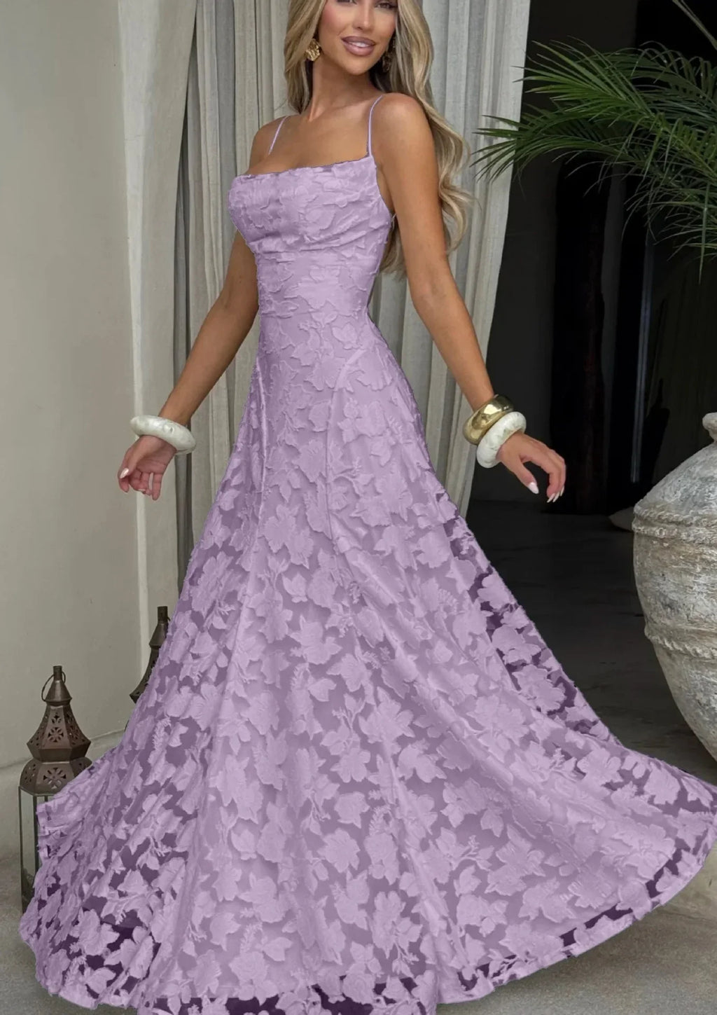 Elegante vestido de noche floral de invitada de boda con tirantes finos y espalda de cordones | Maxi