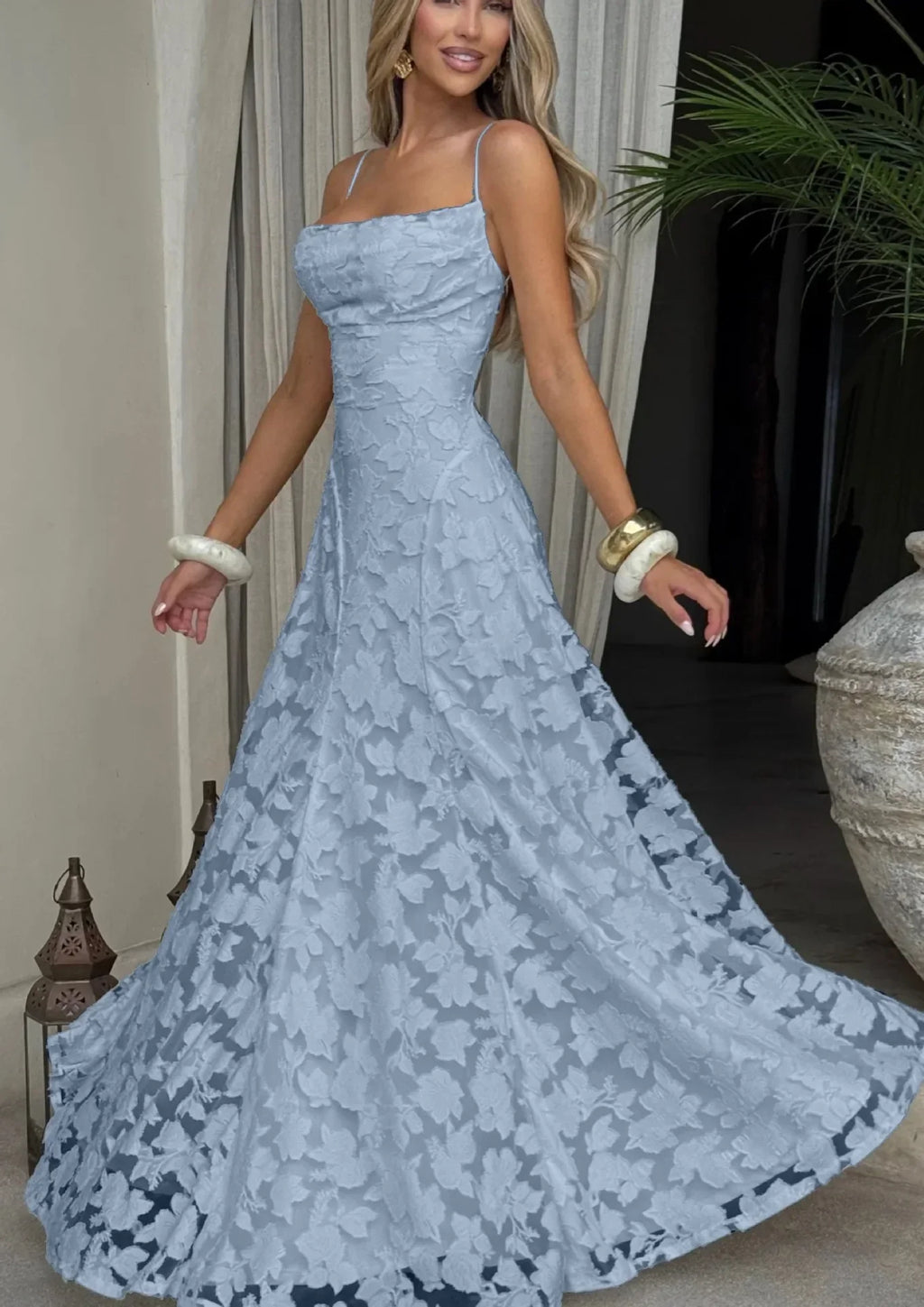 Elegante vestido de noche floral de invitada de boda con tirantes finos y espalda de cordones | Maxi