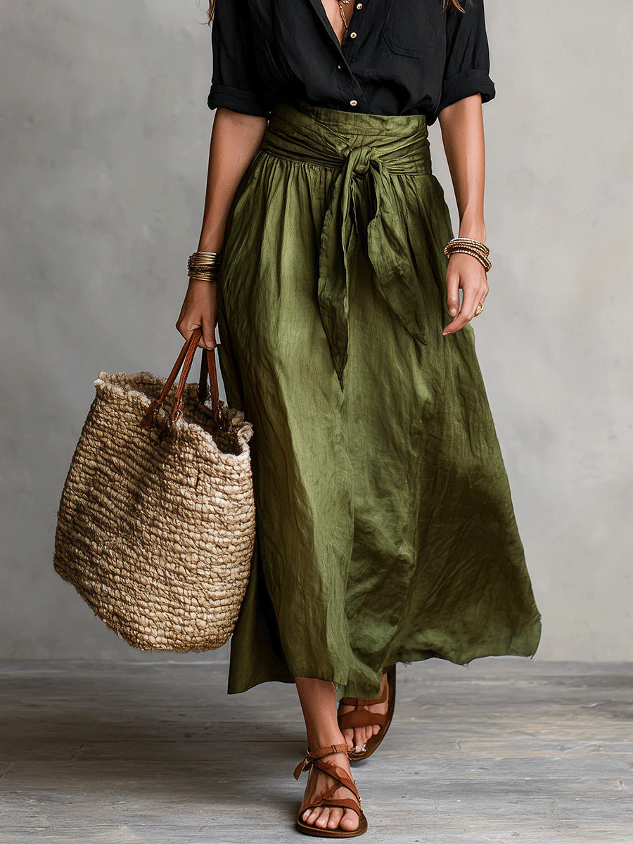 Conjunto de dos piezas: camiseta negra y falda midi verde oliva | Vera