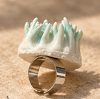 Anillos de cerámica hecho a mano, blanco y verde agua – Base de acero ajustable, modelo Arrecife