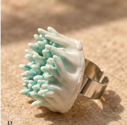 Anillos de cerámica hecho a mano, blanco y verde agua – Base de acero ajustable, modelo Arrecife