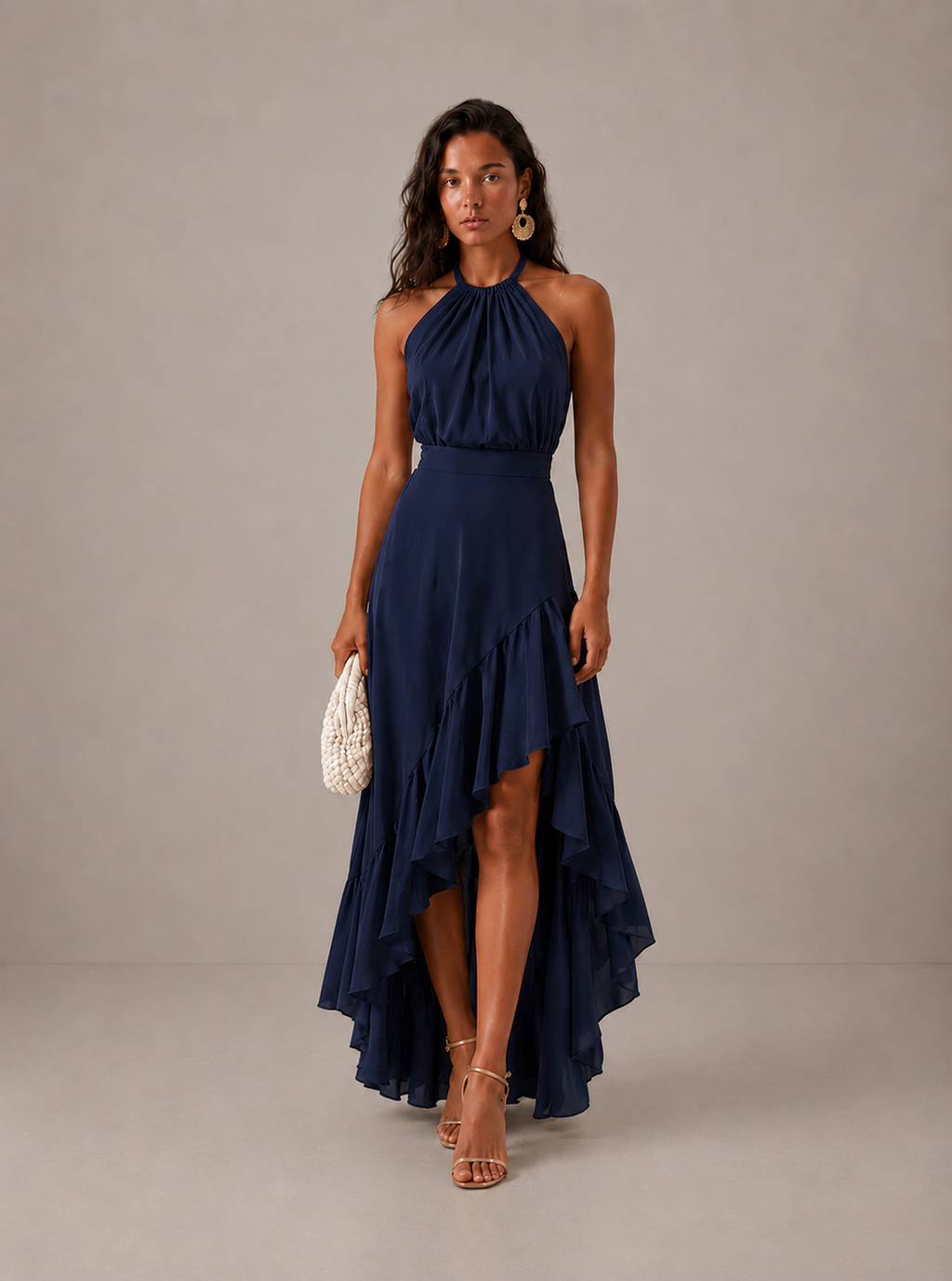 Elegante vestido de invitada de boda con cuello halter y bajo asimétrico de volantes