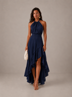 Elegante vestido de invitada de boda con cuello halter y bajo asimétrico de volantes