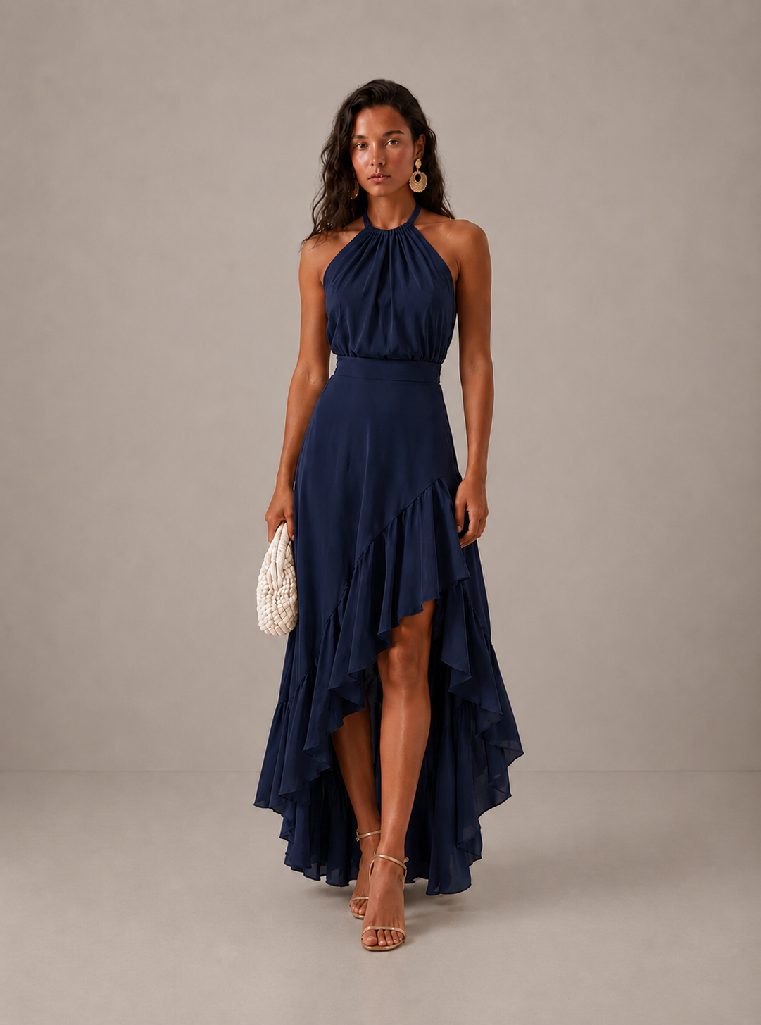 Elegante vestido de invitada de boda con cuello halter y bajo asimétrico de volantes