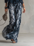 Elegante conjunto de mujer de dos piezas de invitada de boda con top halter de volantes y pantalón ancho