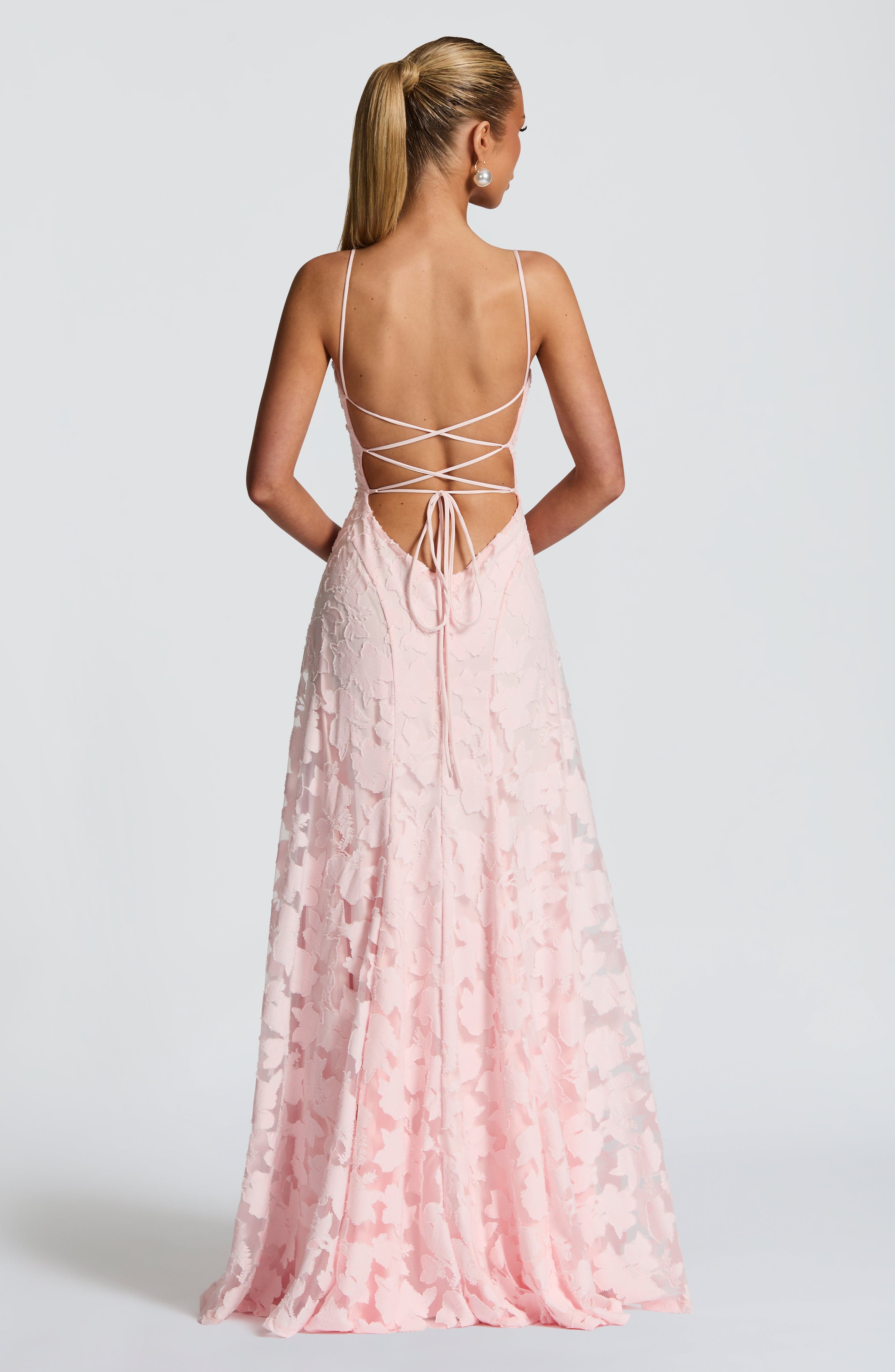 Elegante vestido de noche floral de invitada de boda con tirantes finos y espalda de cordones | Maxi