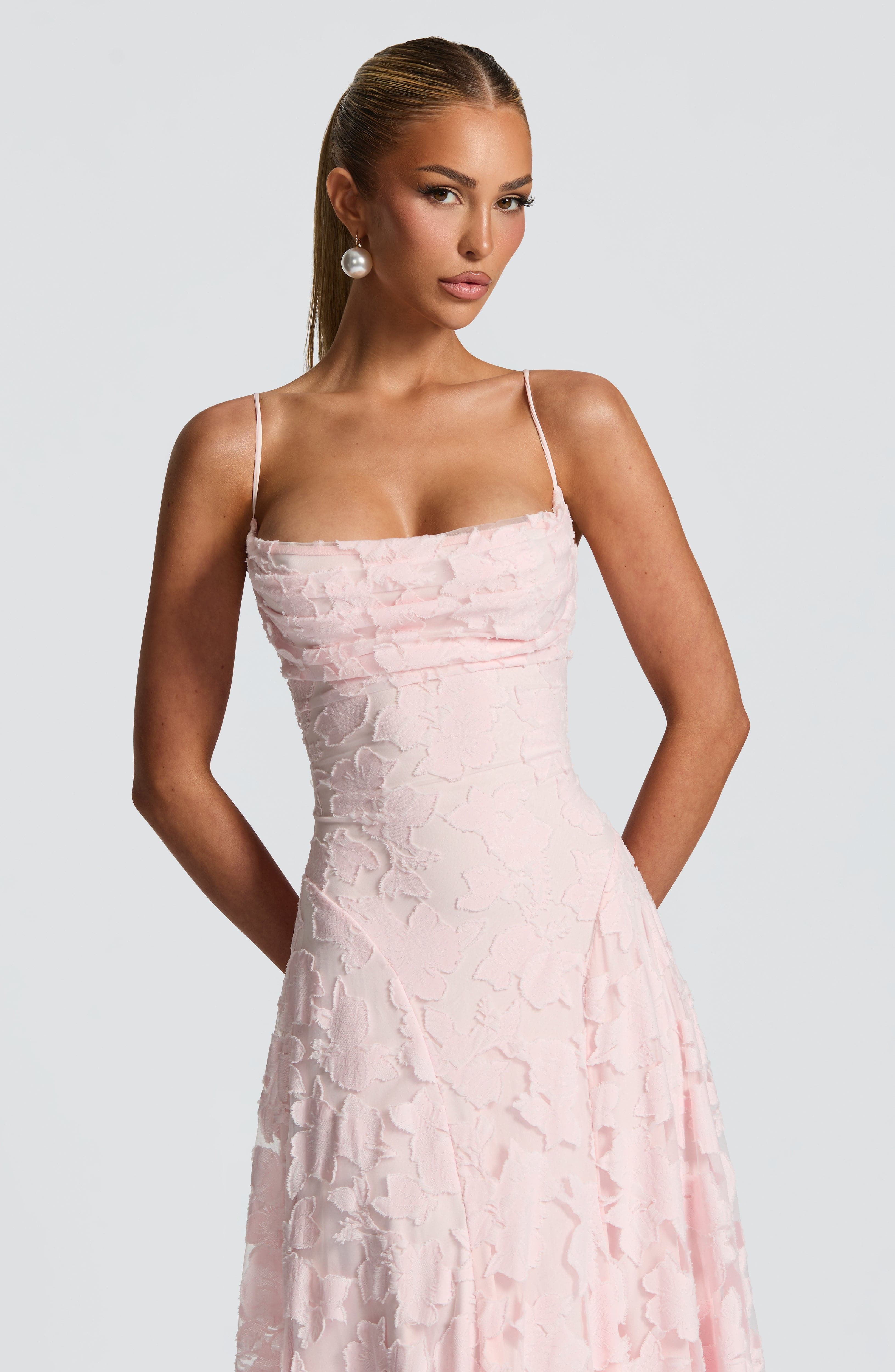 Elegante vestido de noche floral de invitada de boda con tirantes finos y espalda de cordones | Maxi