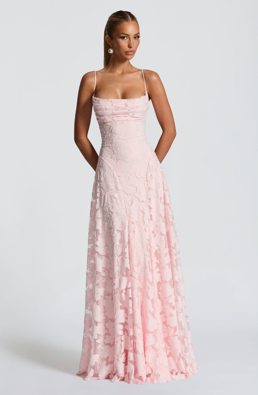 Elegante vestido de noche floral de invitada de boda con tirantes finos y espalda de cordones | Maxi