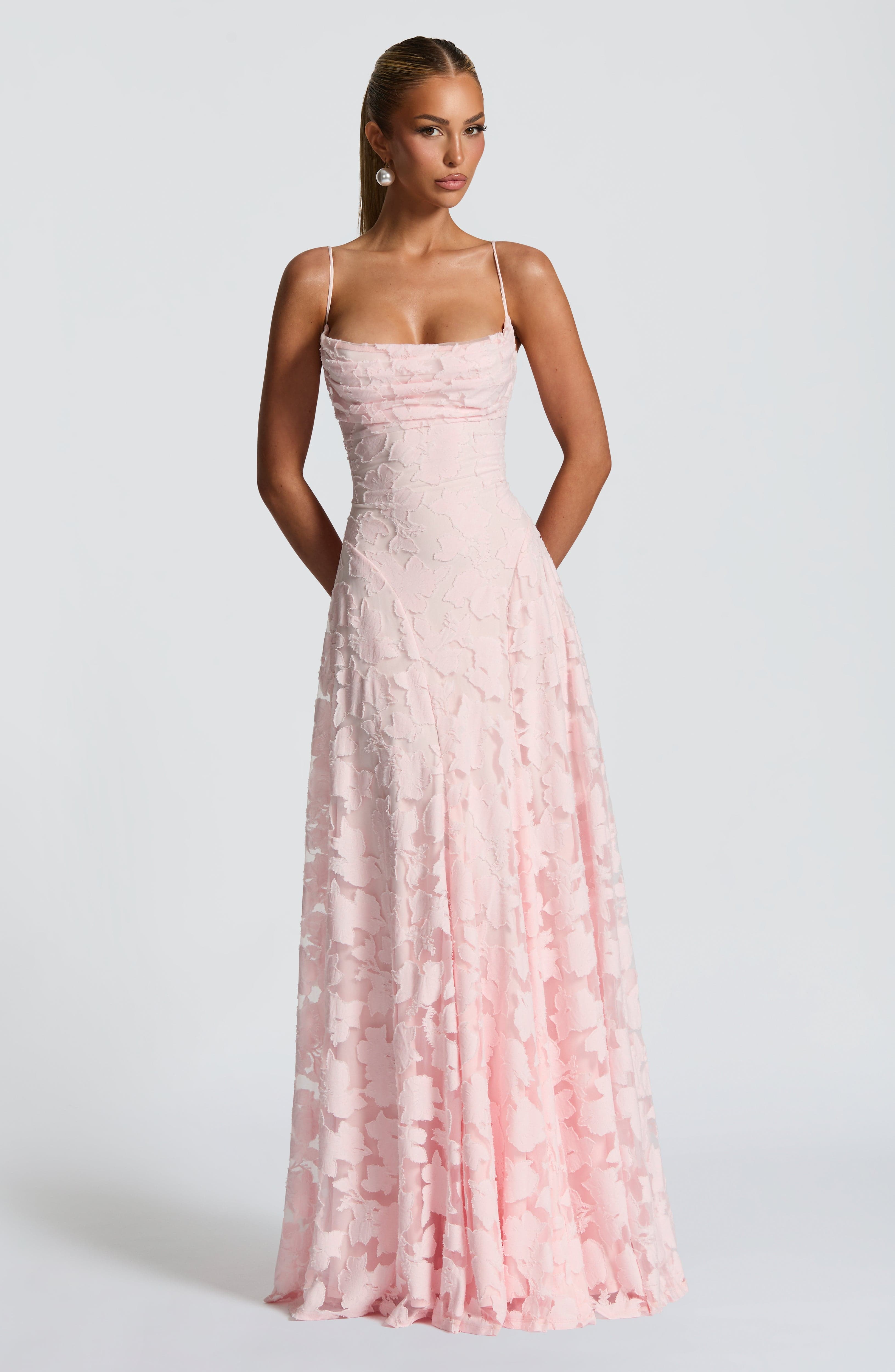Elegante vestido de noche floral de invitada de boda con tirantes finos y espalda de cordones | Maxi