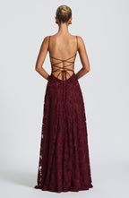 Elegante vestido de noche floral de invitada de boda con tirantes finos y espalda de cordones | Maxi