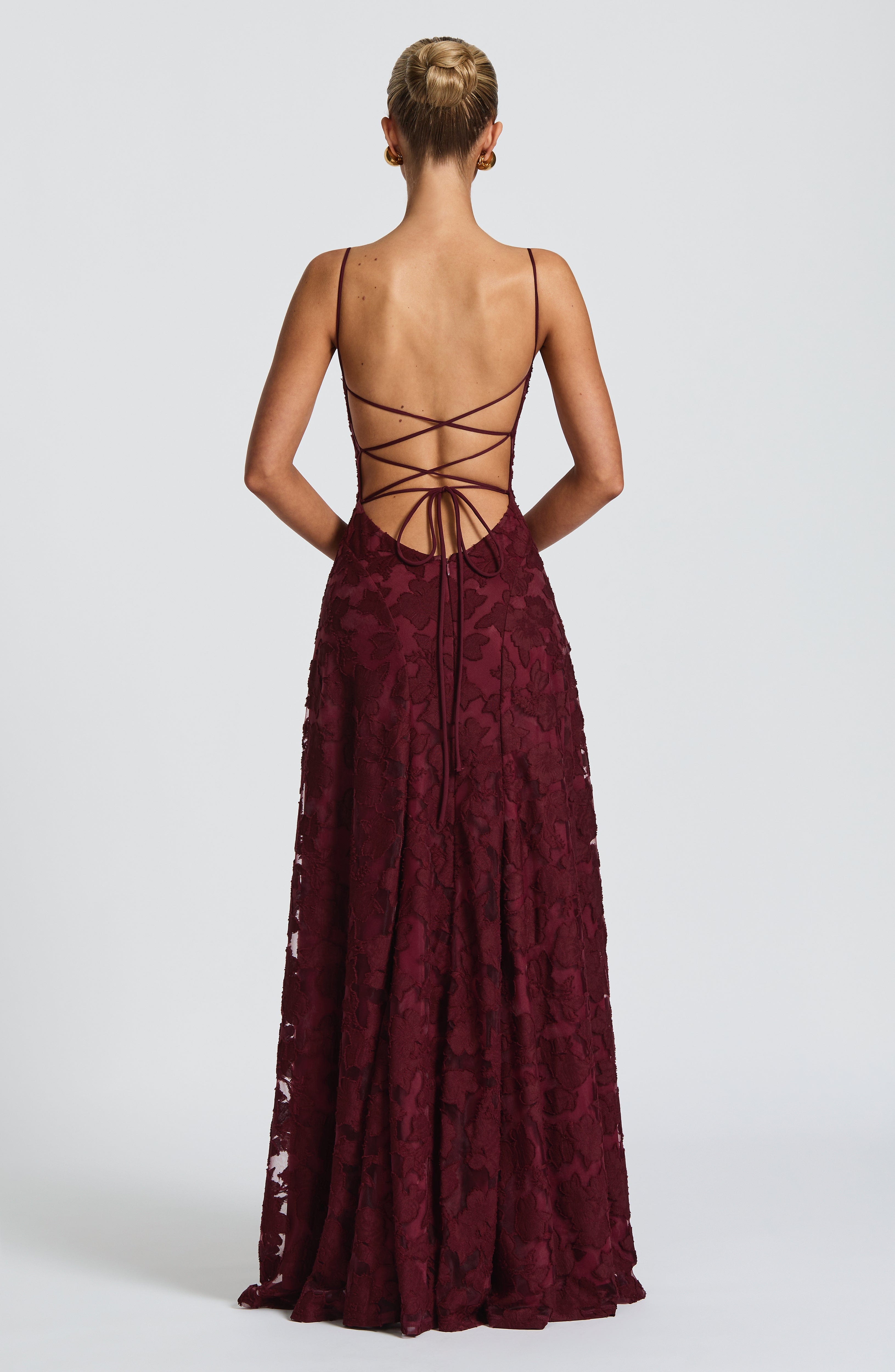 Elegante vestido de noche floral de invitada de boda con tirantes finos y espalda de cordones | Maxi