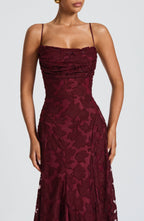 Elegante vestido de noche floral de invitada de boda con tirantes finos y espalda de cordones | Maxi