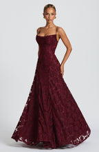 Elegante vestido de noche floral de invitada de boda con tirantes finos y espalda de cordones | Maxi