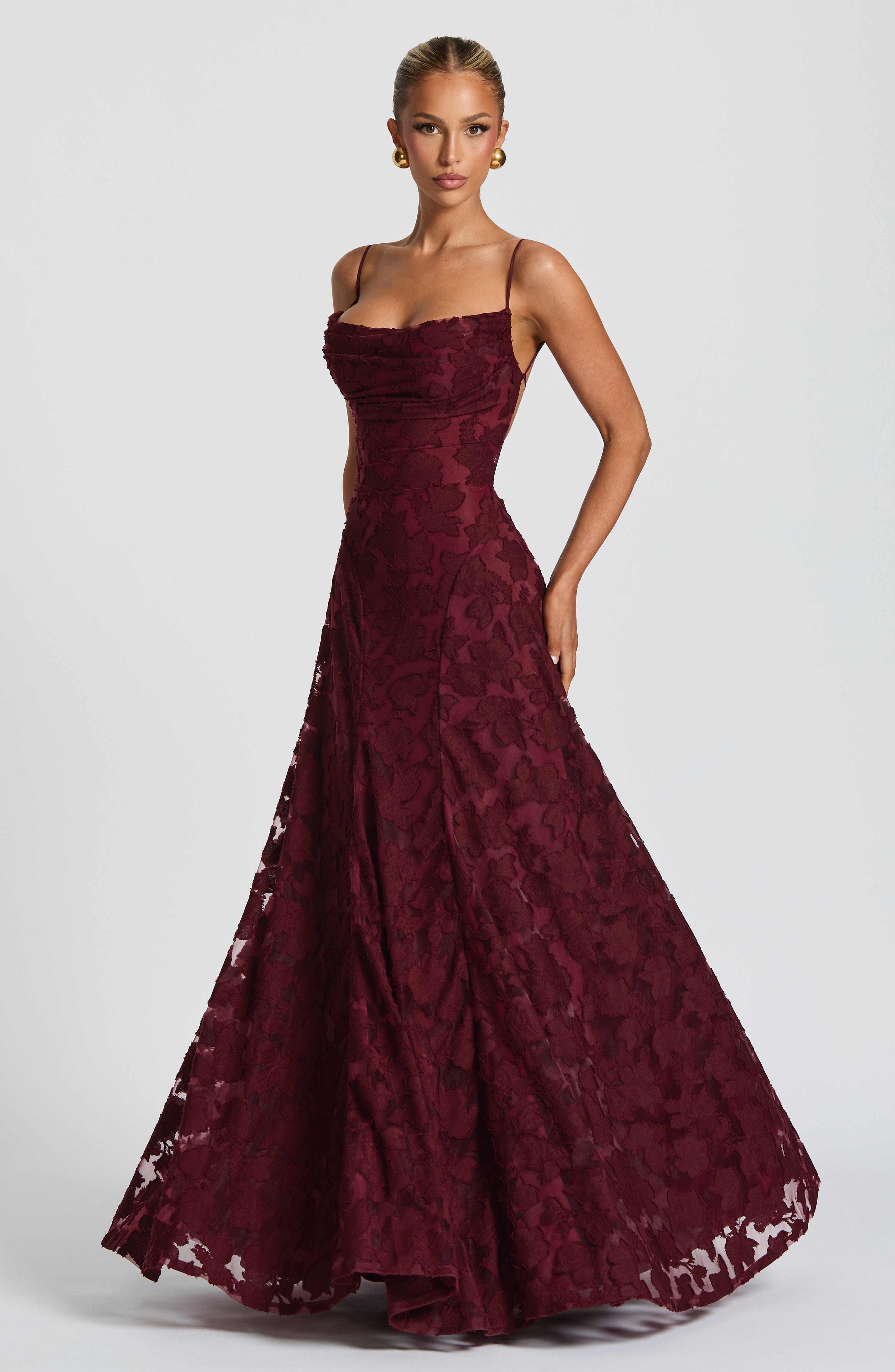 Elegante vestido de noche floral de invitada de boda con tirantes finos y espalda de cordones | Maxi