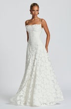 Elegante vestido de noche floral de invitada de boda con tirantes finos y espalda de cordones | Maxi