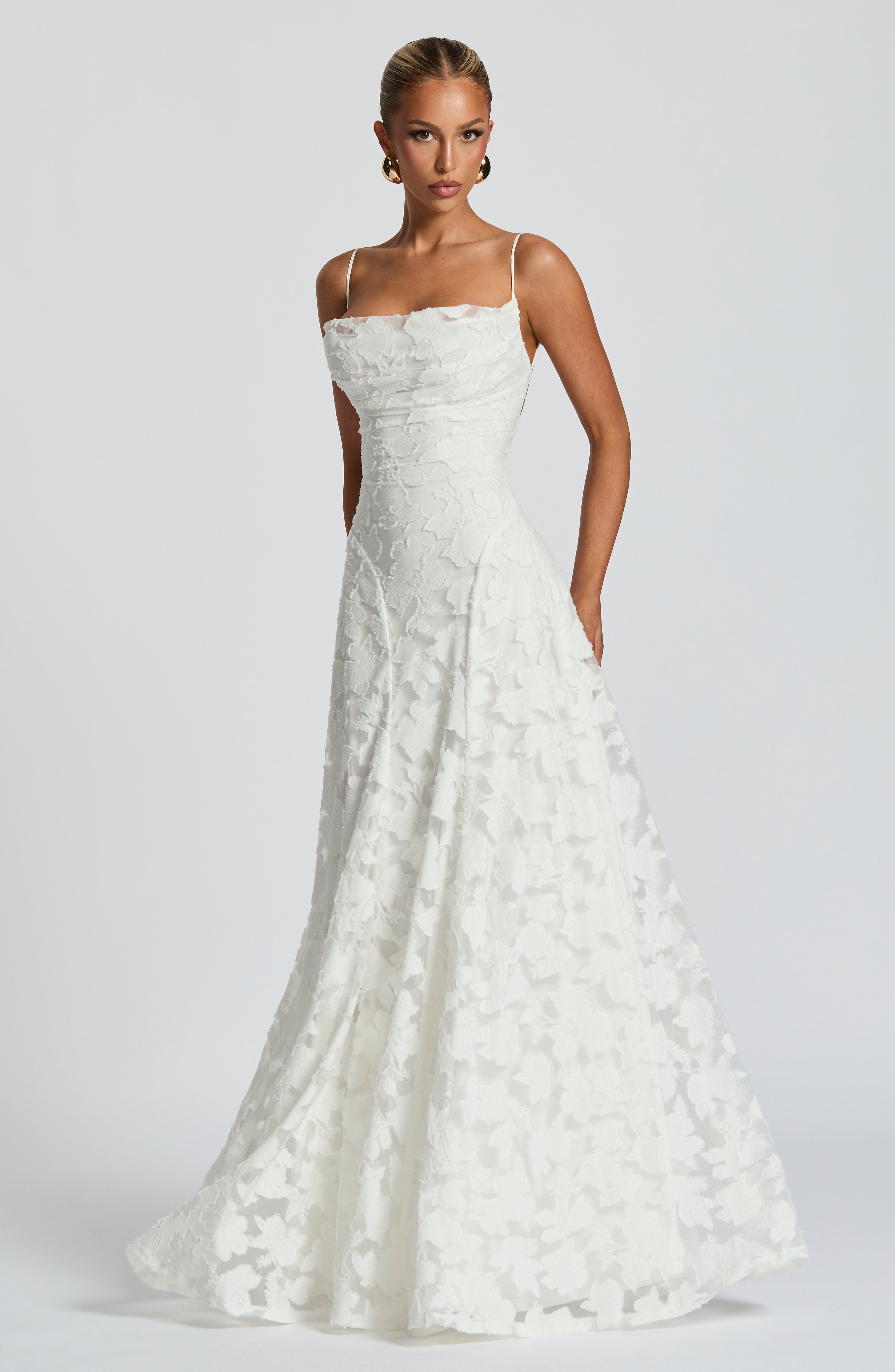 Elegante vestido de noche floral de invitada de boda con tirantes finos y espalda de cordones | Maxi