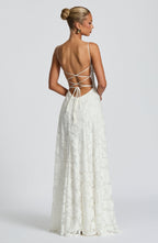 Elegante vestido de noche floral de invitada de boda con tirantes finos y espalda de cordones | Maxi
