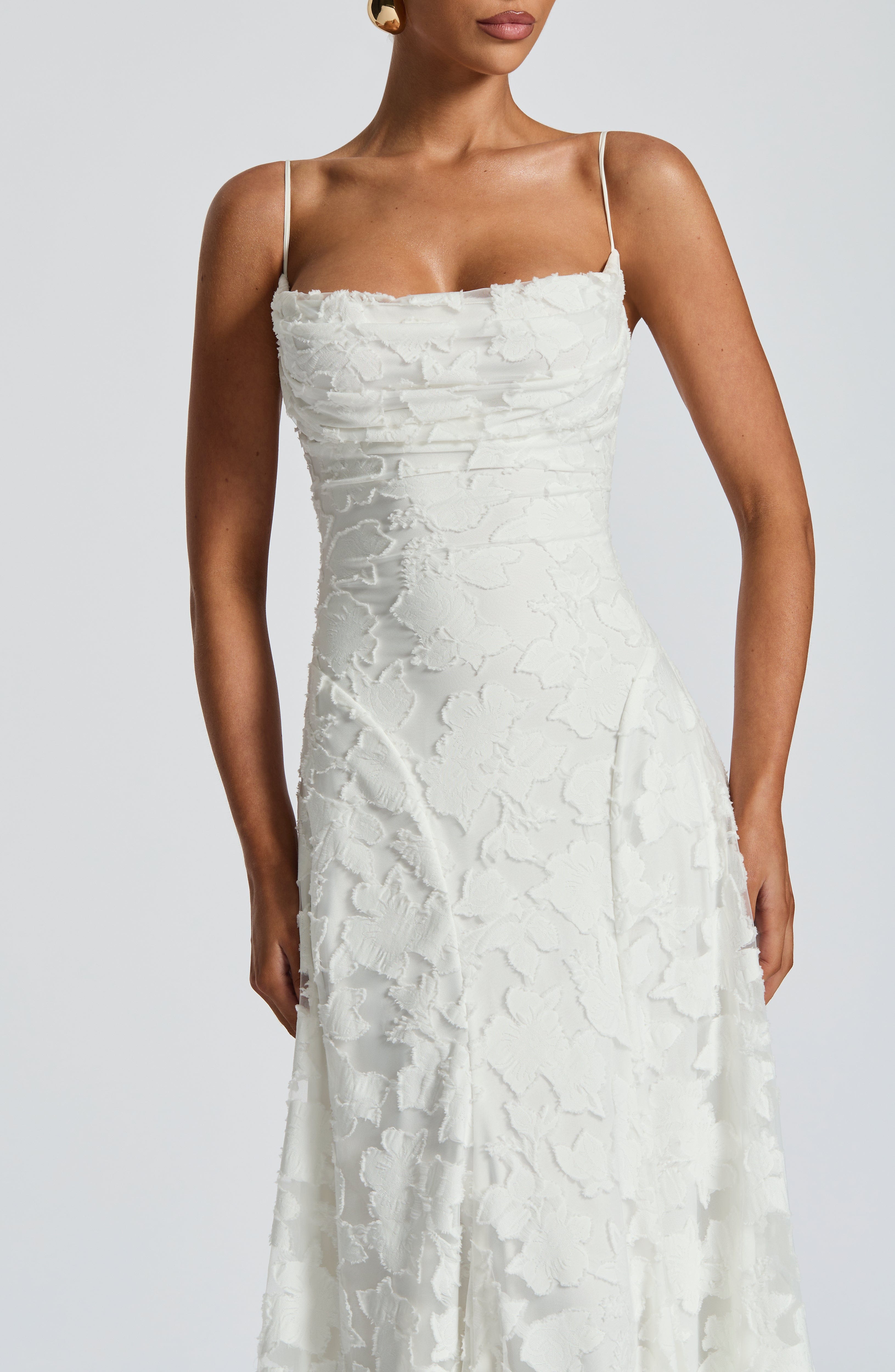 Elegante vestido de noche floral de invitada de boda con tirantes finos y espalda de cordones | Maxi