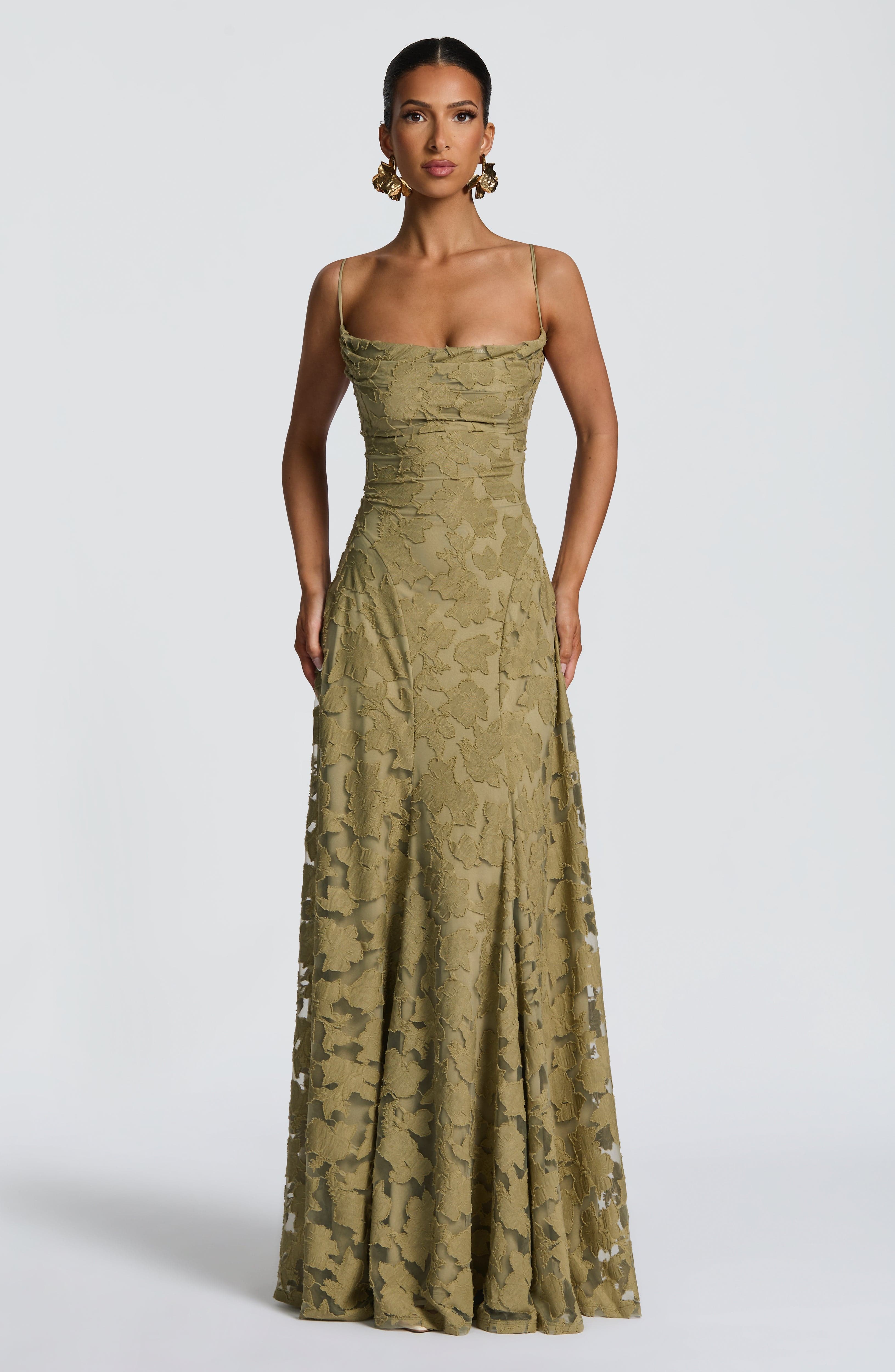 Elegante vestido de noche floral de invitada de boda con tirantes finos y espalda de cordones | Maxi