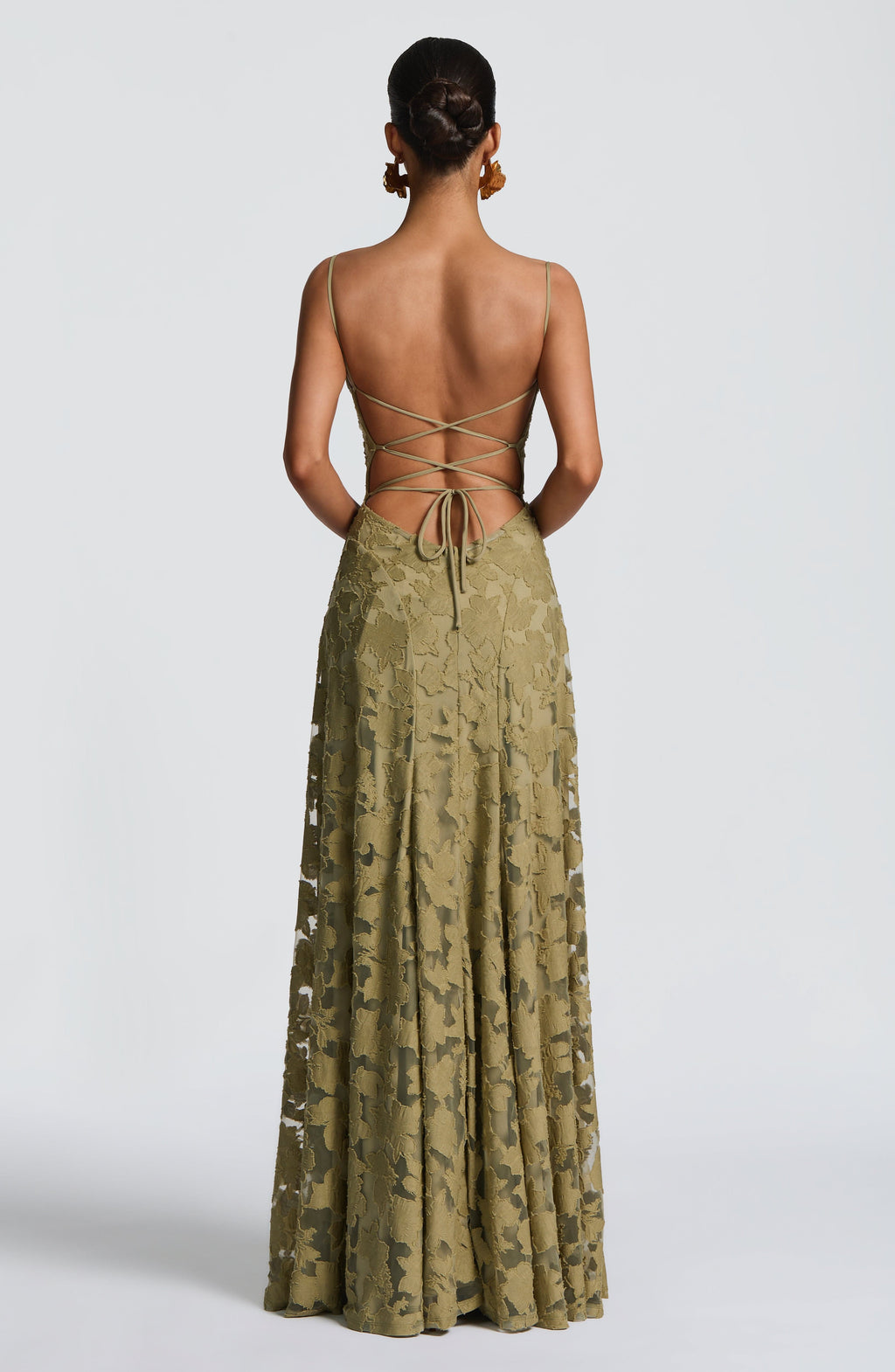 Elegante vestido de noche floral de invitada de boda con tirantes finos y espalda de cordones | Maxi