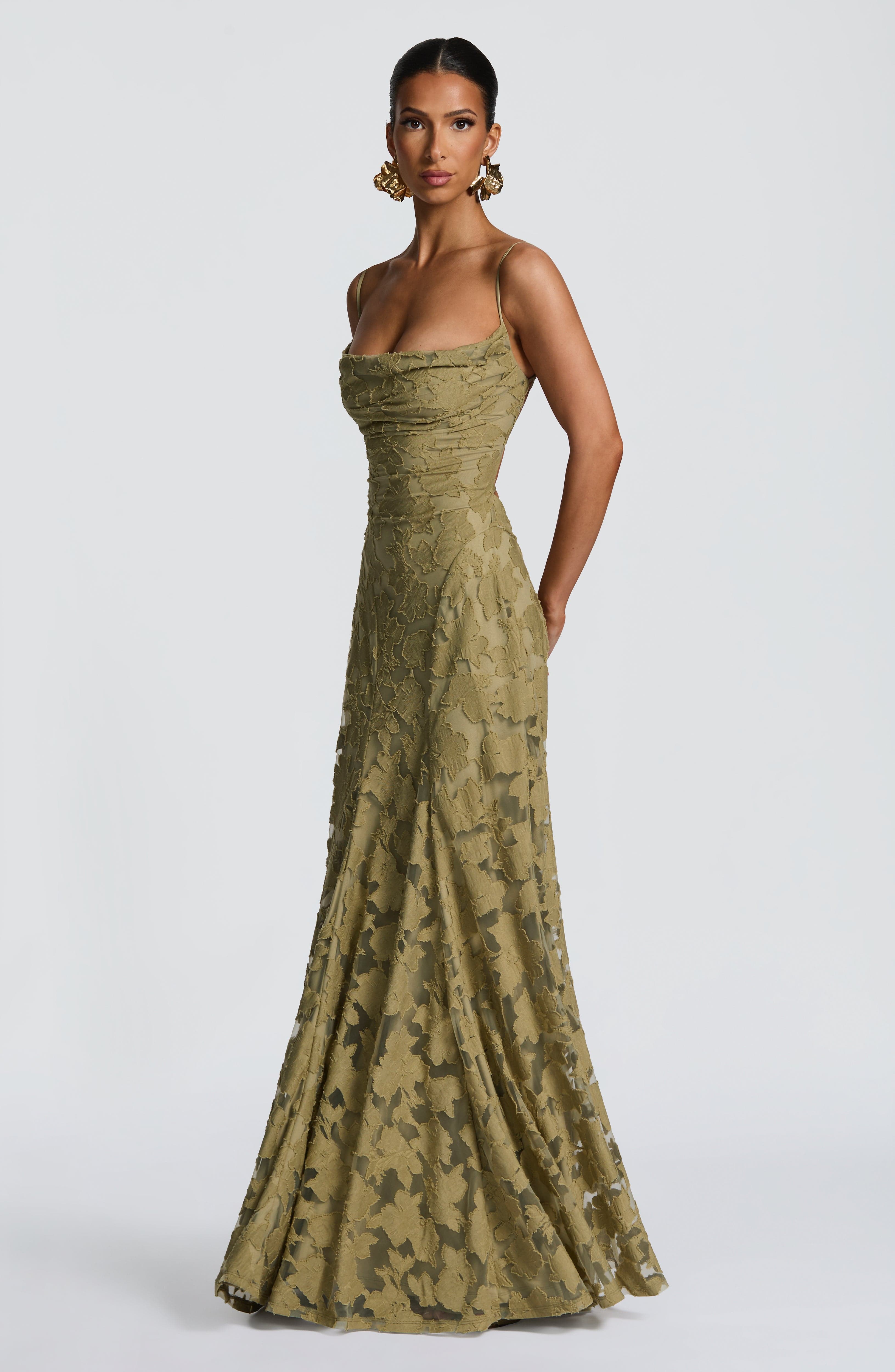 Elegante vestido de noche floral de invitada de boda con tirantes finos y espalda de cordones | Maxi