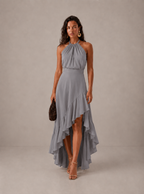Elegante vestido de invitada de boda con cuello halter y bajo asimétrico de volantes