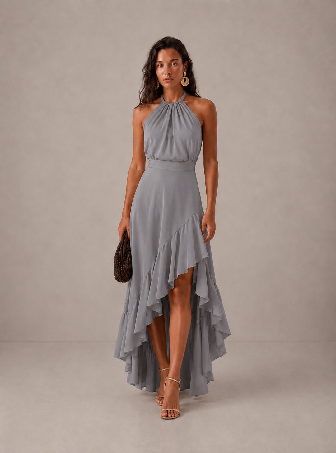 Elegante vestido de invitada de boda con cuello halter y bajo asimétrico de volantes
