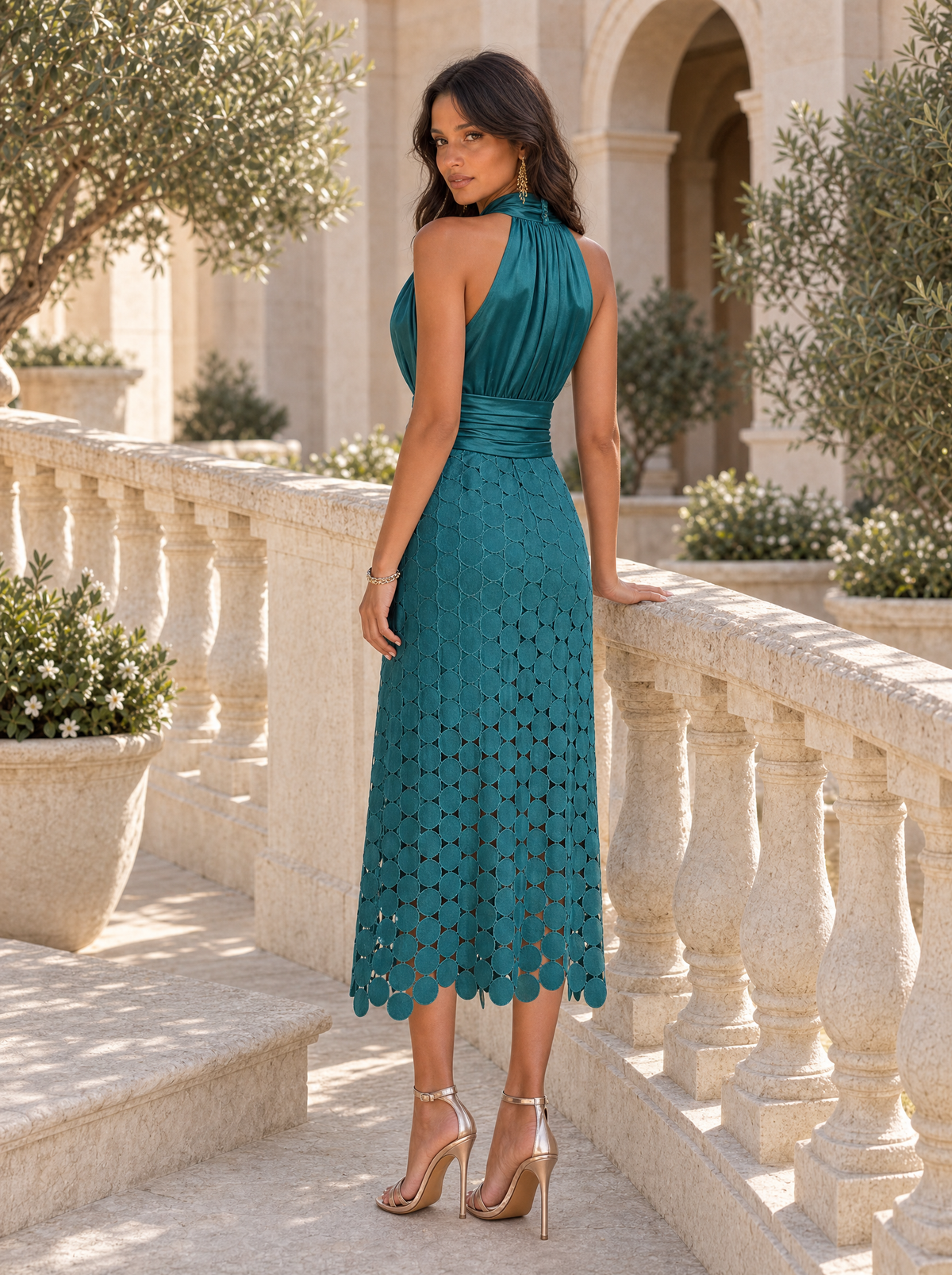 Vestido elegante de invitada de boda y de fiesta con cuello alto y encaje calado | Midi