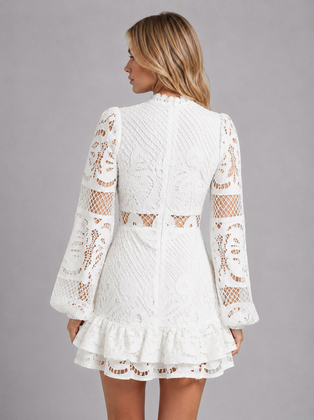 Vestido Corto de Encaje con Cuello Alto y Volantes Mujer