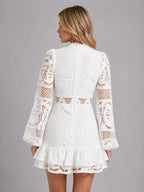 Vestido Corto de Encaje con Cuello Alto y Volantes Mujer