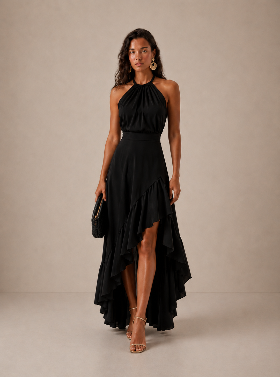 Elegante vestido de invitada de boda con cuello halter y bajo asimétrico de volantes