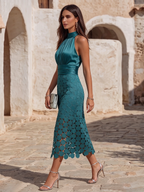 Elegante vestido de invitada de boda y de fiesta con cuello alto y encaje calado | Midi