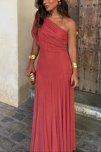Elegante vestido largo plisado de invitada de boda con un solo hombro | Maxi