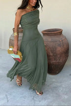 Elegante vestido largo plisado de invitada de boda con un solo hombro | Maxi