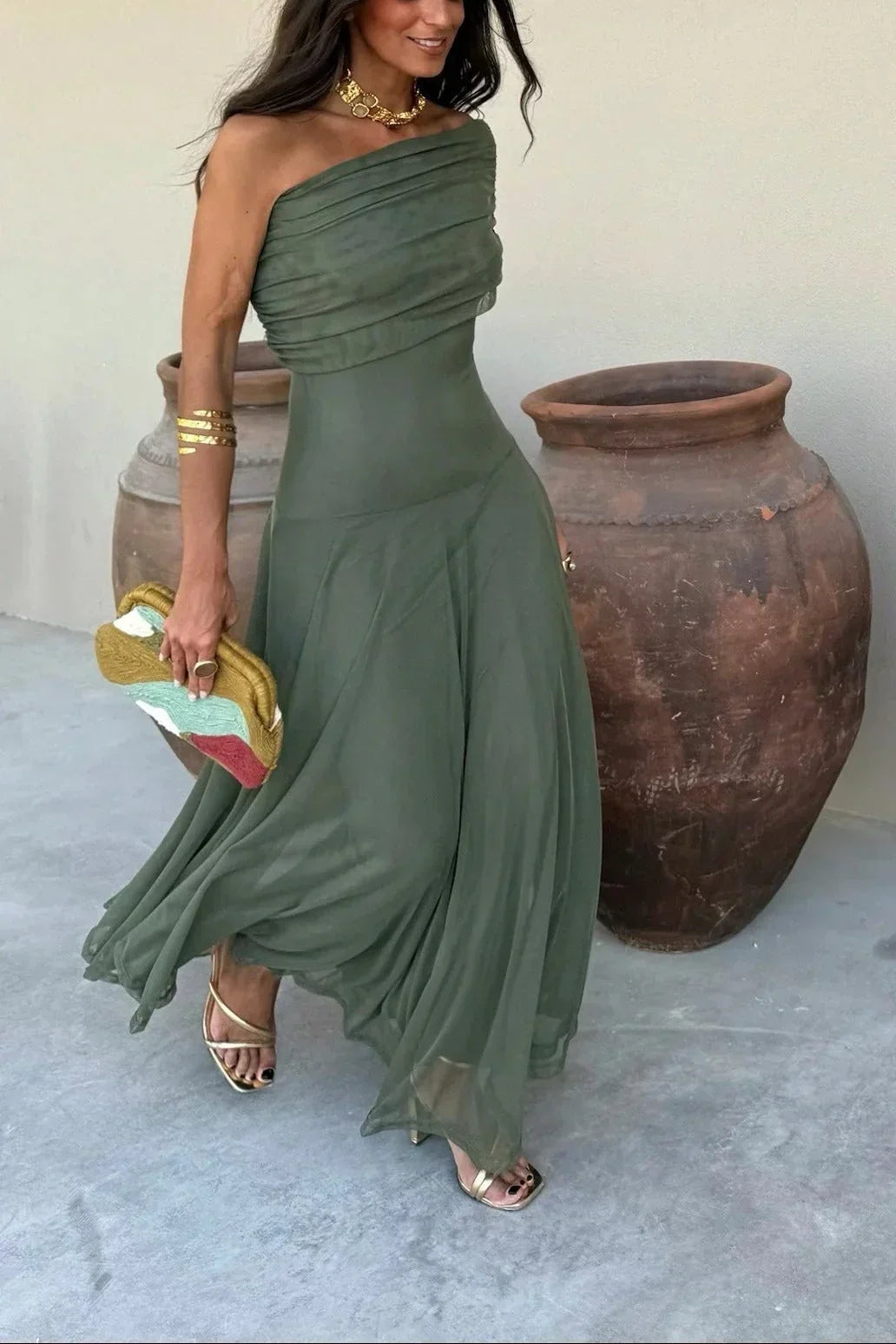 Elegante vestido largo plisado de invitada de boda con un solo hombro | Maxi
